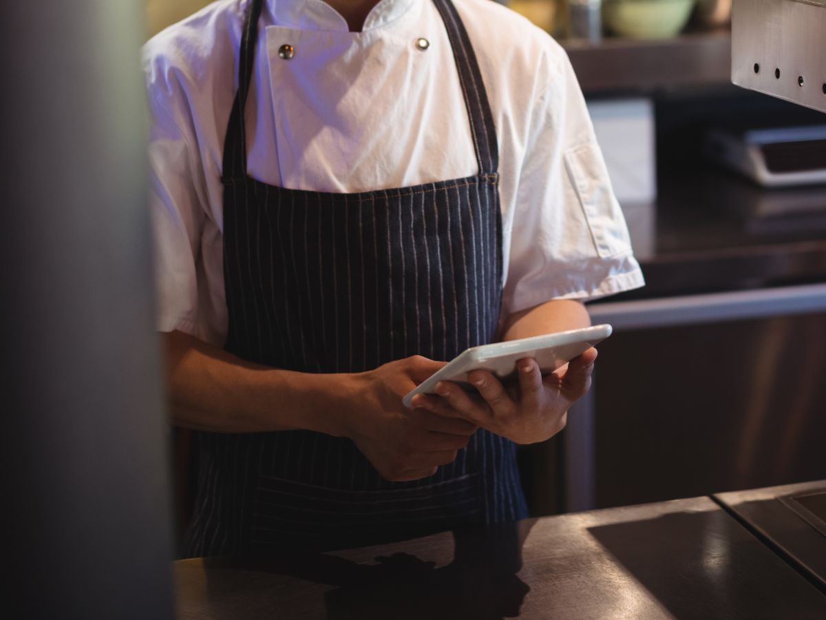 chef-using-ipad