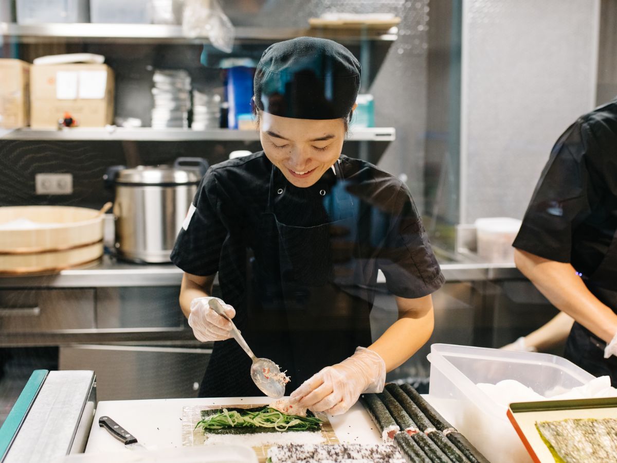 chef-preparing-food-ghostkitchens